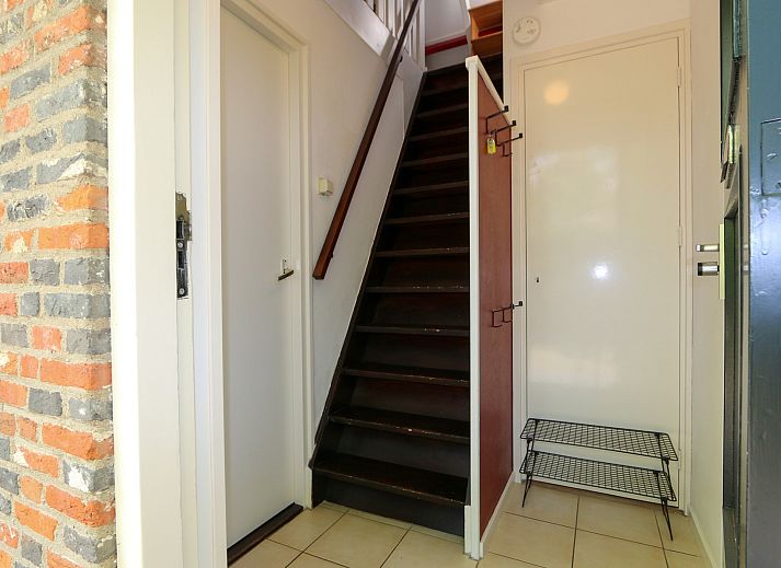 Gemuetliches Wohnzimmer des Ferienhauses Liselotte, Nieuw-Haamstede, mit Blick auf den Garten.