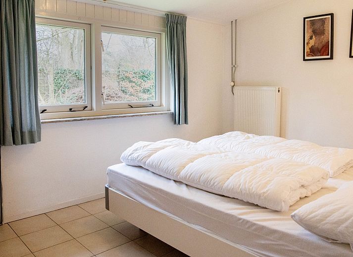 Gemuetliches Wohnzimmer des Ferienhauses Liselotte, Nieuw-Haamstede, mit Blick auf den Garten.