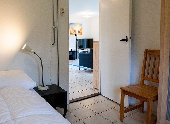 Gemuetliches Wohnzimmer des Ferienhauses Liselotte, Nieuw-Haamstede, mit Blick auf den Garten.