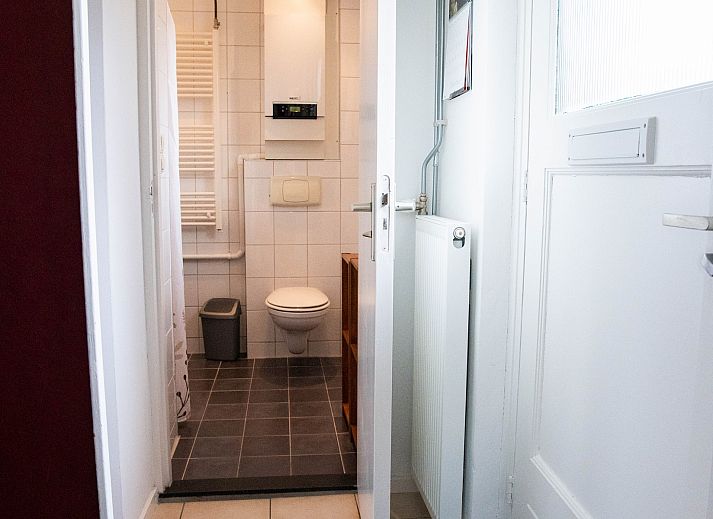 Gemuetliches Wohnzimmer des Ferienhauses Liselotte, Nieuw-Haamstede, mit Blick auf den Garten.