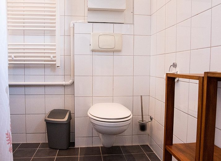 Gemuetliches Wohnzimmer des Ferienhauses Liselotte, Nieuw-Haamstede, mit Blick auf den Garten.