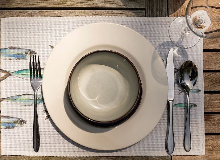 Terrasse des Ferienhauses Populierenlaan 21, Lodge to Lounge, mit bequemen Sitzgelegenheiten in der Natur von Zeeland.