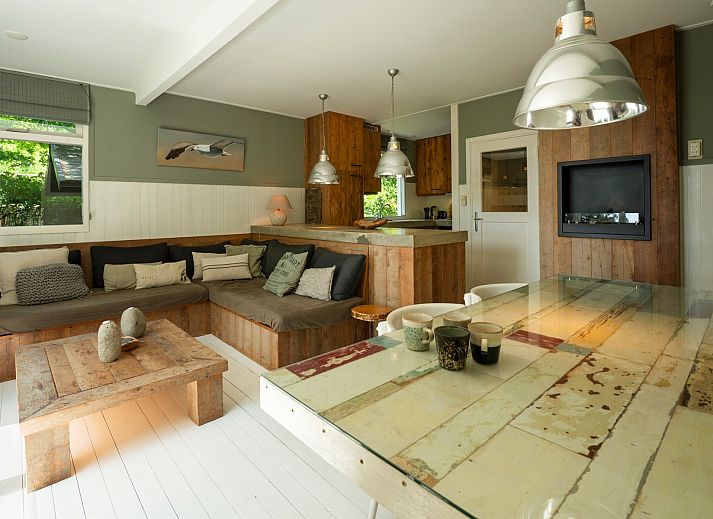 Terrasse des Ferienhauses Populierenlaan 21, Lodge to Lounge, mit bequemen Sitzgelegenheiten in der Natur von Zeeland.