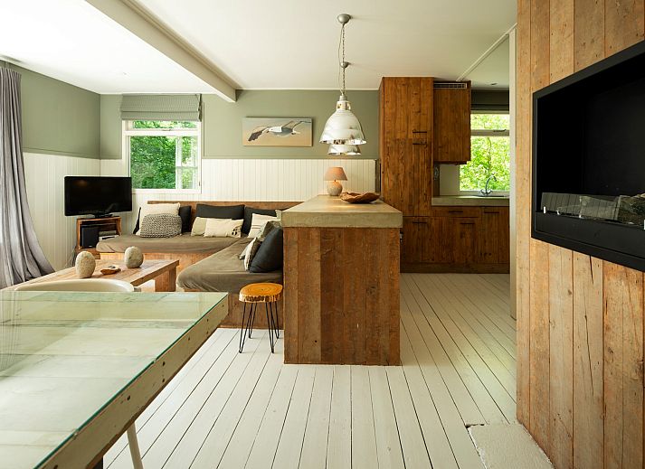 Ueberdachter Sitzbereich des Ferienhauses Poplar Avenue 21, Lodge to Lounge, mit Blick auf den Garten.