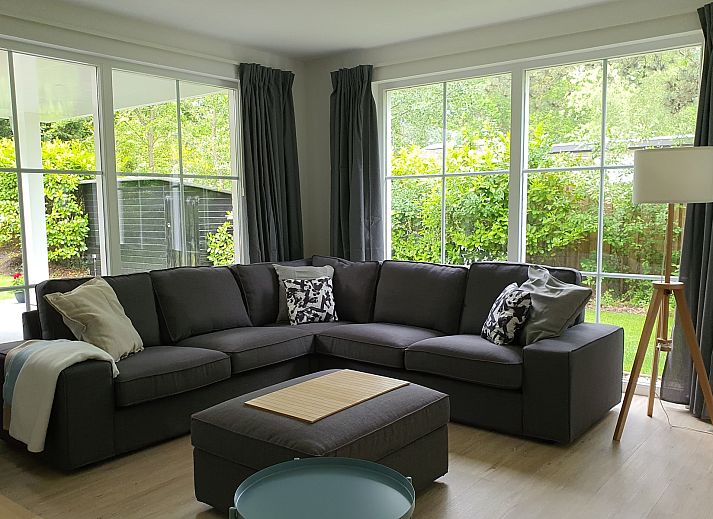 Blick von der Veranda des Familienhauses Populierenlaan 5 in Nieuw-Haamstede auf den gruenen Garten.