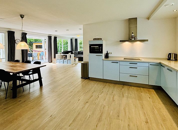 Blick von der Veranda des Familienhauses Populierenlaan 5 in Nieuw-Haamstede auf den gruenen Garten.