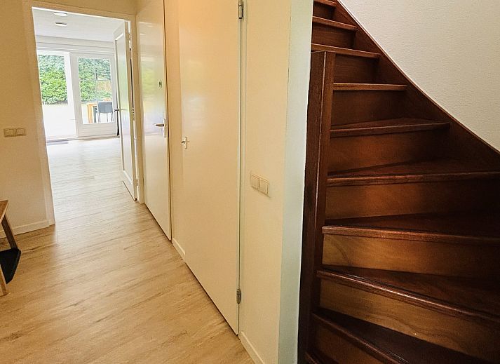 Blick von der Veranda des Familienhauses Populierenlaan 5 in Nieuw-Haamstede auf den gruenen Garten.