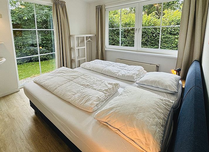 Blick von der Veranda des Familienhauses Populierenlaan 5 in Nieuw-Haamstede auf den gruenen Garten.