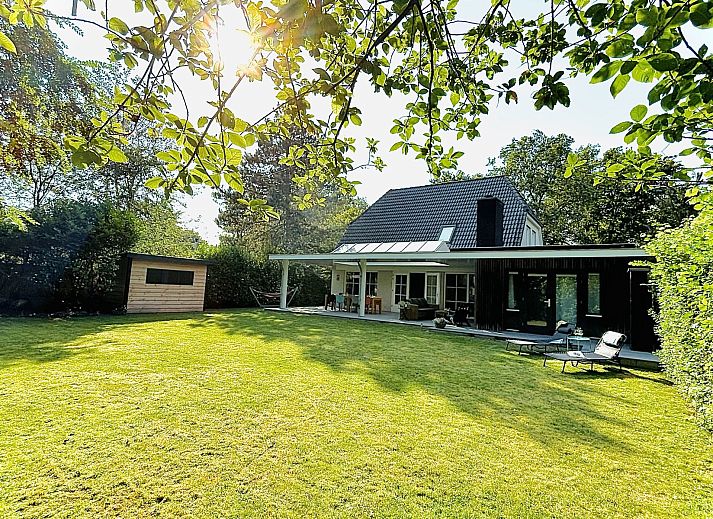 Attraktive Sitzecke mit Dekoration im Familienhaus Populierenlaan 5 in Nieuw-Haamstede, Zeeland.