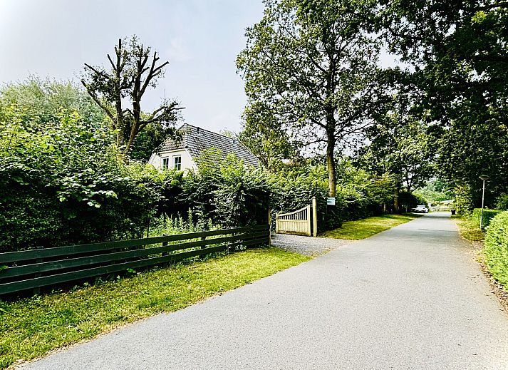 Moderner Aussenkamin auf der Terrasse des Familienhauses Populierenlaan 5 in Nieuw-Haamstede.