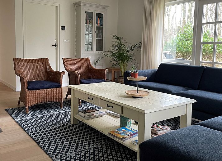 Buitenkant van Vakantiehuis Populierenlaan 3 in Nieuw-Haamstede, omgeven door groene natuur.