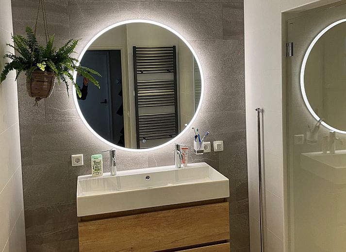 Buitenkant van Vakantiehuis Populierenlaan 3 in Nieuw-Haamstede, omgeven door groene natuur.