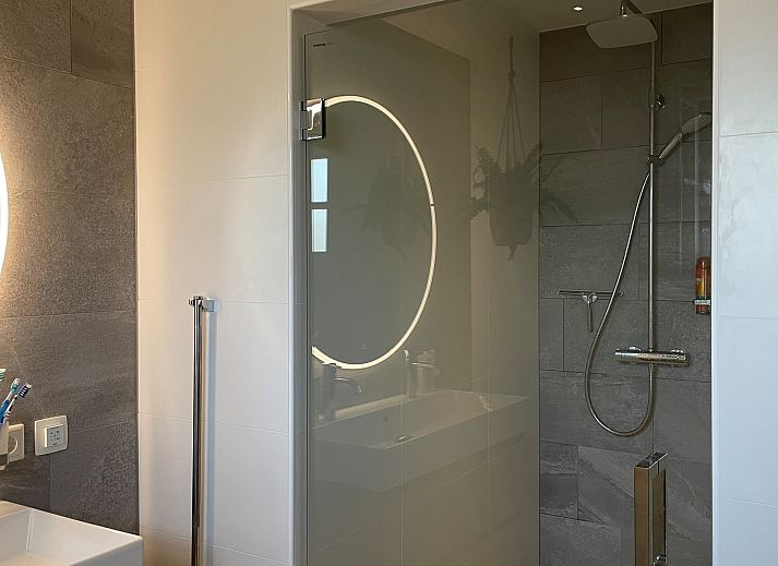 Buitenkant van Vakantiehuis Populierenlaan 3 in Nieuw-Haamstede, omgeven door groene natuur.