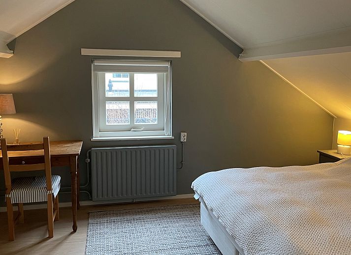 Ruime tuin bij Vakantiehuis Populierenlaan 3 in Nieuw-Haamstede, ideaal voor buitenactiviteiten.