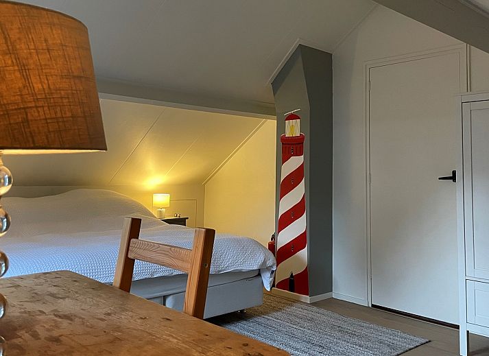 Ruime tuin bij Vakantiehuis Populierenlaan 3 in Nieuw-Haamstede, ideaal voor buitenactiviteiten.