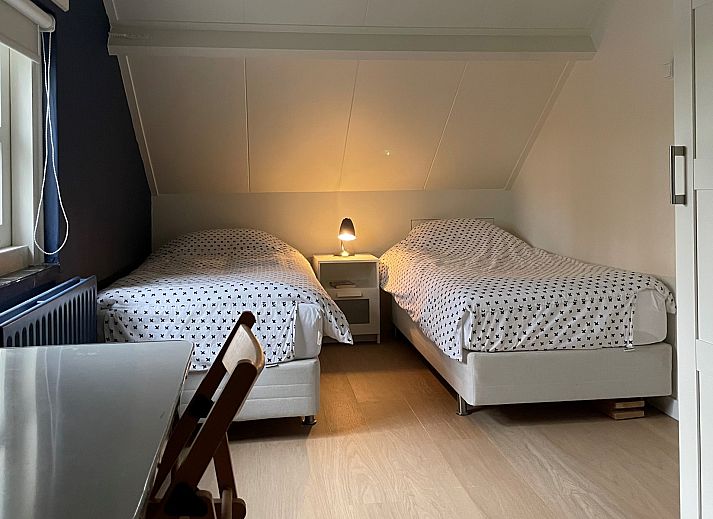 Ruime tuin bij Vakantiehuis Populierenlaan 3 in Nieuw-Haamstede, ideaal voor buitenactiviteiten.