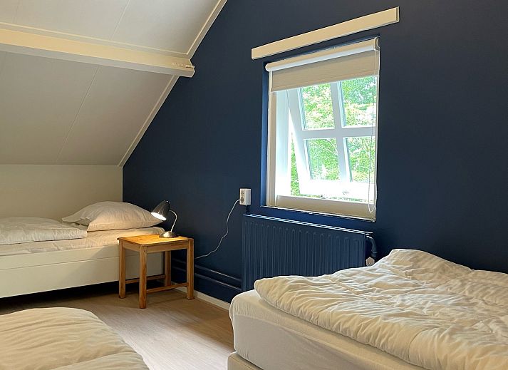 Ruime tuin bij Vakantiehuis Populierenlaan 3 in Nieuw-Haamstede, ideaal voor buitenactiviteiten.