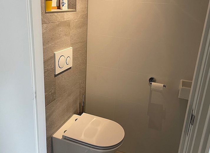 Zijaanzicht van Vakantiehuis Populierenlaan 3 in Nieuw-Haamstede, met moderne architectuur.