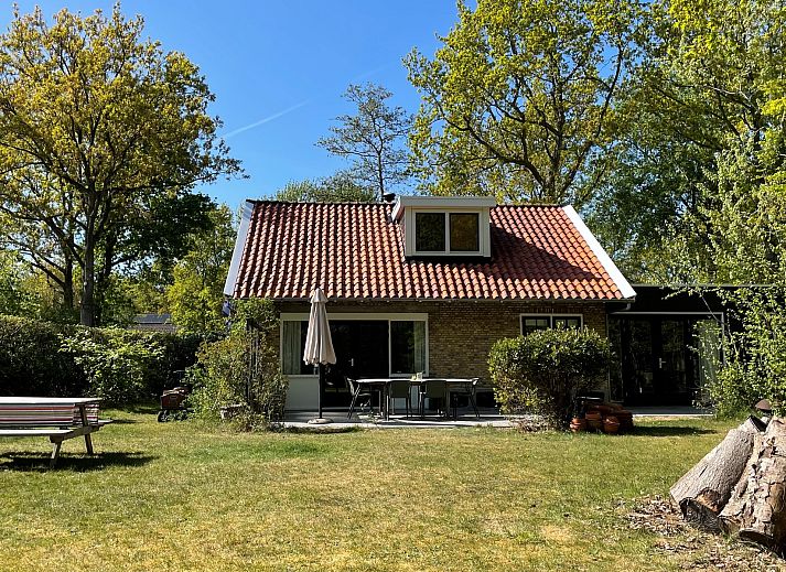 Zijaanzicht van Vakantiehuis Populierenlaan 3 in Nieuw-Haamstede, met moderne architectuur.