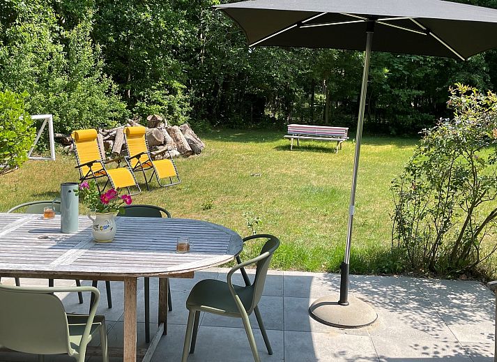 Zijaanzicht van Vakantiehuis Populierenlaan 3 in Nieuw-Haamstede, met moderne architectuur.