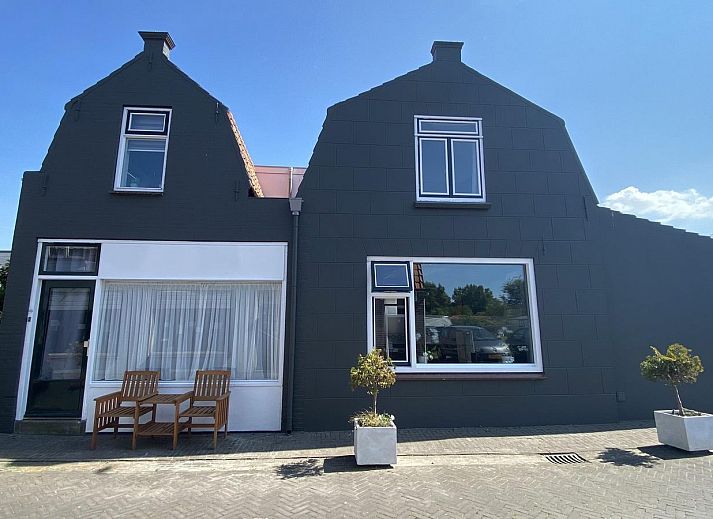 VZ786 Holiday home Brouwershaven in Schouwen-Duiveland offers a charming facade in the historic center of Zeeland.