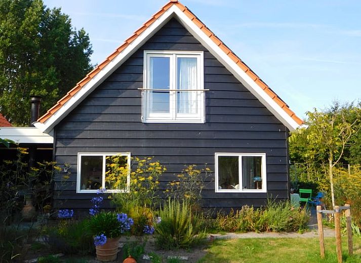 Eingang zum Ferienhaus in Dreischor, einem charmanten Ferienhaus in Schouwen-Duiveland, Zeeland, mit bunten Blumen vor der Tuer.