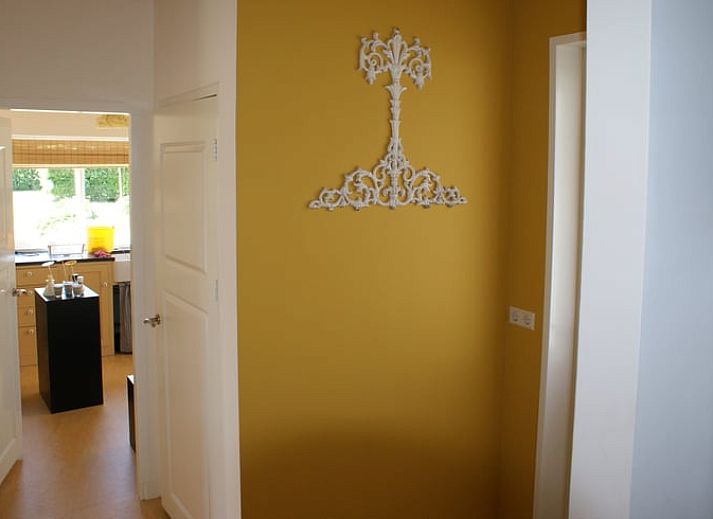 Rustikaler Garten des Ferienhauses in Dreischor, ein Ferienhaus in Schouwen-Duiveland, Zeeland, mit schoener Aussicht auf die Landschaft.