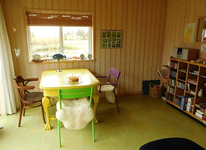 Rustikaler Garten des Ferienhauses in Dreischor, ein Ferienhaus in Schouwen-Duiveland, Zeeland, mit schoener Aussicht auf die Landschaft.