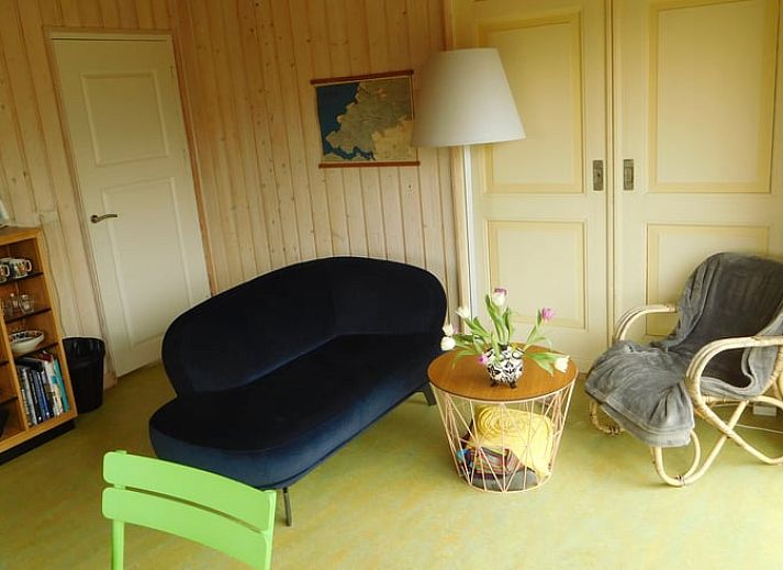 Blick aus dem Fenster des Ferienhauses in Dreischor, einem Ferienhaus in Schouwen-Duiveland, Zeeland, mit einem gruenen Garten und einem Teich.