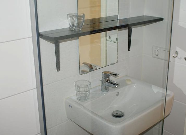 Gemuetlicher Aussenbereich von Holiday home in Dreischor, einem Ferienhaus in Schouwen-Duiveland, Zeeland, umgeben von ueppiger Natur.