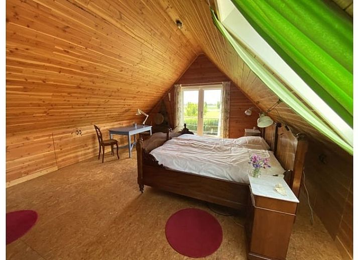 Aussenansicht des Ferienhauses in Dreischor, ein attraktives Ferienhaus in Schouwen-Duiveland, Zeeland, mit einem schoenen Garten und blauem Himmel.