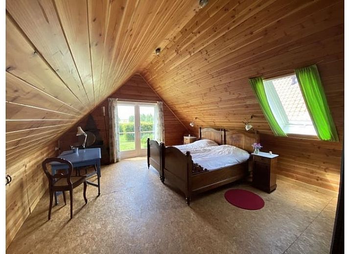 Aussenansicht des Ferienhauses in Dreischor, ein attraktives Ferienhaus in Schouwen-Duiveland, Zeeland, mit einem schoenen Garten und blauem Himmel.