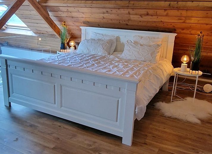 Romantisch hoekje in de tuin van Vakantiehuisje in Dreischor, Schouwen-Duiveland, Zeeland met bloeiende struiken.