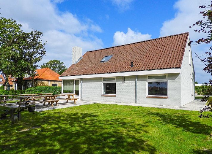 VZ272 Groepsaccommodatie Ellemeet, vakantiehuis in Ellemeet, Schouwen-Duiveland, met ruime buitenruimte en picknicktafels.
