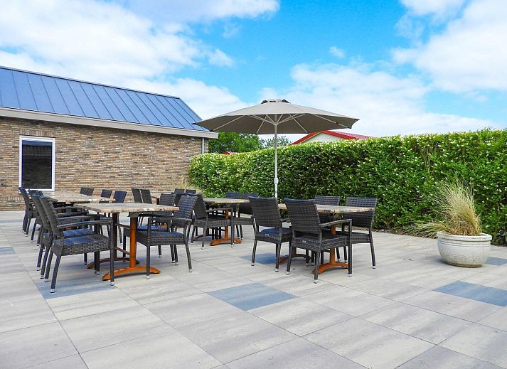 VZ272 Groepsaccommodatie Ellemeet, vakantiehuis in Ellemeet, Schouwen-Duiveland, met ruime buitenruimte en picknicktafels.