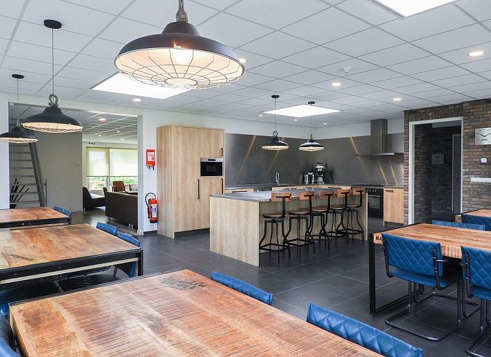 VZ272 Groepsaccommodatie Ellemeet, vakantiehuis in Schouwen-Duiveland, biedt een serene tuin en buitenzitjes.