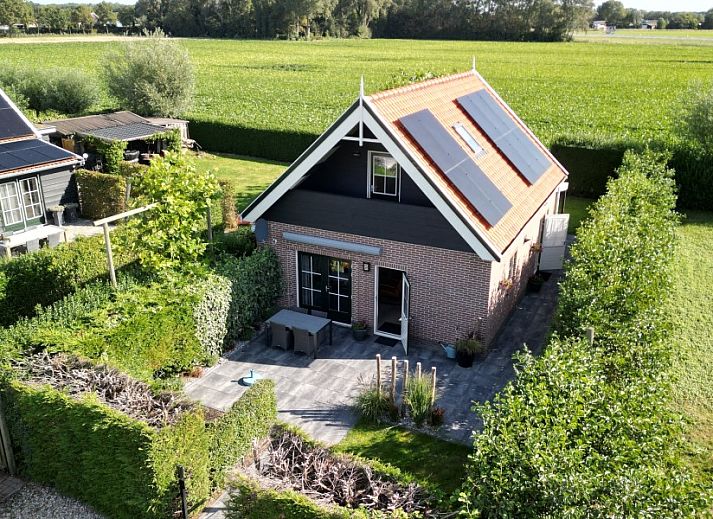 Tor zu Ellemeet am Meer, ein Ferienhaus in Ellemeet, Schouwen-Duiveland, umgeben von gruenen Hecken.