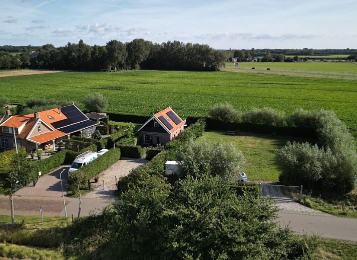 Tor zu Ellemeet am Meer, ein Ferienhaus in Ellemeet, Schouwen-Duiveland, umgeben von gruenen Hecken.