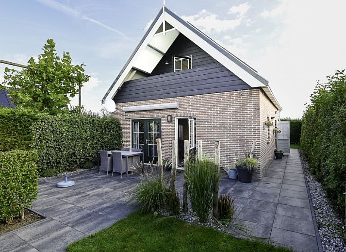 Tor zu Ellemeet am Meer, ein Ferienhaus in Ellemeet, Schouwen-Duiveland, umgeben von gruenen Hecken.