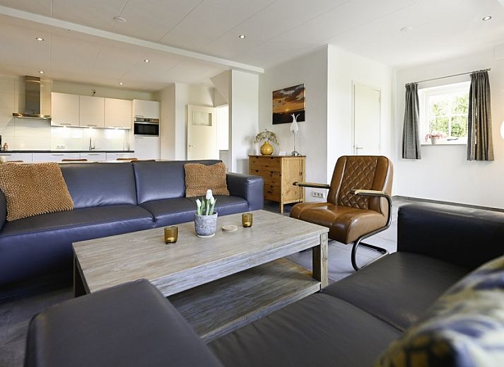 Tor zu Ellemeet am Meer, ein Ferienhaus in Ellemeet, Schouwen-Duiveland, umgeben von gruenen Hecken.