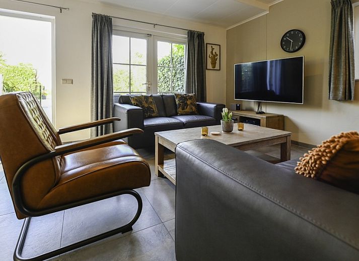 Luftaufnahme von Ellemeet aan zee, Ferienhaus in Ellemeet, Zeeland, mit sonniger Terrasse und gruener Umgebung.