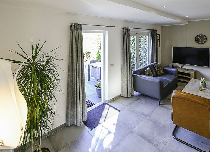 Luftaufnahme von Ellemeet aan zee, Ferienhaus in Ellemeet, Zeeland, mit sonniger Terrasse und gruener Umgebung.