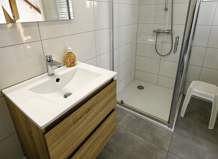 Luftaufnahme von Ellemeet aan zee, Ferienhaus in Ellemeet, Zeeland, mit sonniger Terrasse und gruener Umgebung.