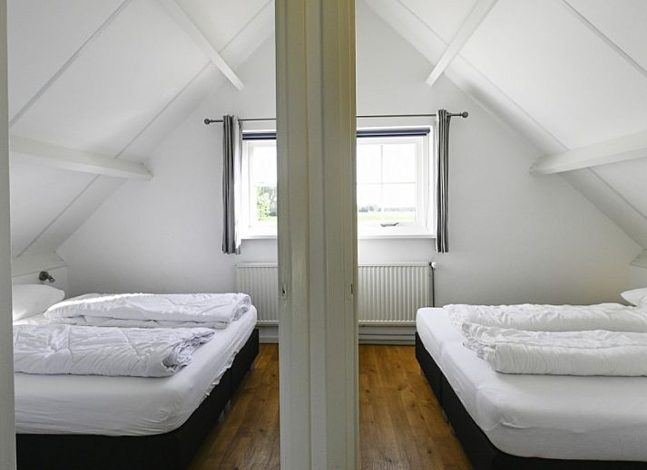 Sonnige Terrasse von Ellemeet am Meer, einem Ferienhaus in Ellemeet, Zeeland, mit bequemen Sitzgelegenheiten im Freien.