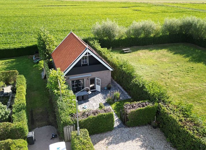 Sonnige Terrasse von Ellemeet am Meer, einem Ferienhaus in Ellemeet, Zeeland, mit bequemen Sitzgelegenheiten im Freien.