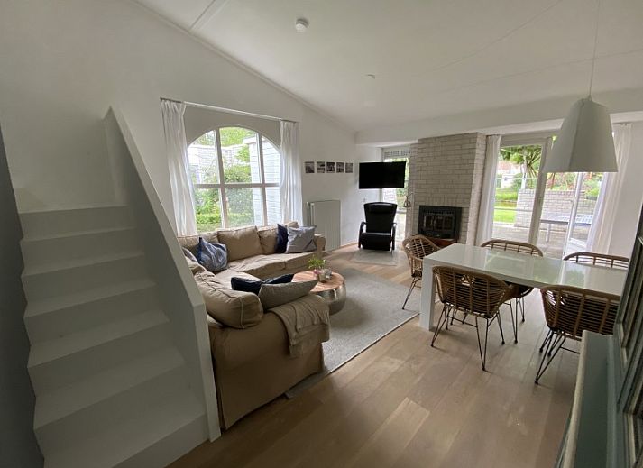 Stylish interior of vacation home Zeelandmuschel in Den Osse, Schouwen-Duiveland, with cozy sitting area and open kitchen.