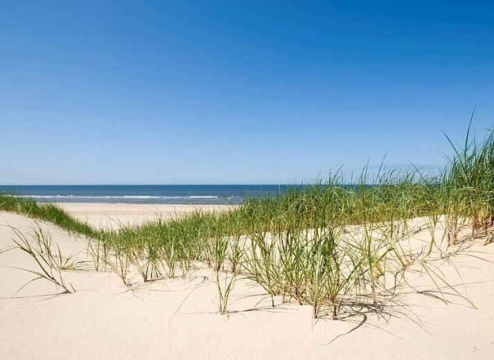 Comfortable bedroom in vacation home Zeelandmuschel, Den Osse, Schouwen-Duiveland, with bright interior and workspace.