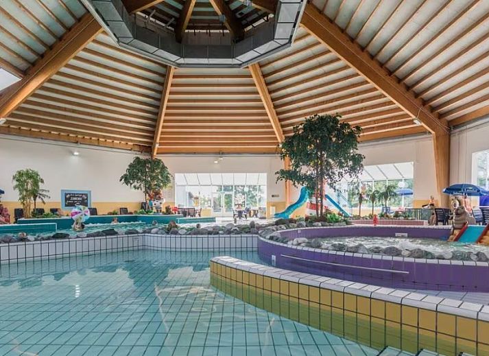 Comfortable bedroom in vacation home Zeelandmuschel, Den Osse, Schouwen-Duiveland, with bright interior and workspace.