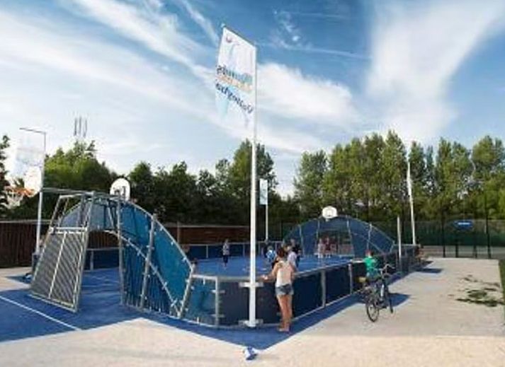 Comfortable bedroom in vacation home Zeelandmuschel, Den Osse, Schouwen-Duiveland, with bright interior and workspace.