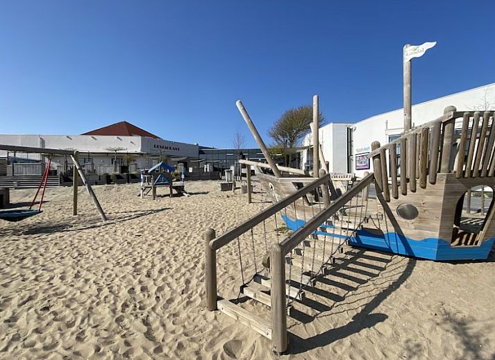 Comfortable bedroom in vacation home Zeelandmuschel, Den Osse, Schouwen-Duiveland, with bright interior and workspace.
